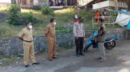 Camat Lela (tengah) bersama Satgas Covid setempat memantau penerapan disiplin protokol kesehatan, Senin (26/7) (foto: istimewa)