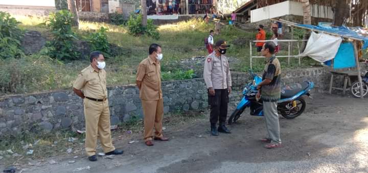 Camat Lela (tengah) bersama Satgas Covid setempat memantau penerapan disiplin protokol kesehatan, Senin (26/7) (foto: istimewa)