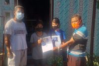 Sekretaris FPPB Sikka Yuven Wangge menyerahkan bantuan kepada pelajar korban seroja, Jumat (2/7) (foto: istimewa)