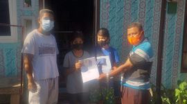 Sekretaris FPPB Sikka Yuven Wangge menyerahkan bantuan kepada pelajar korban seroja, Jumat (2/7) (foto: istimewa)