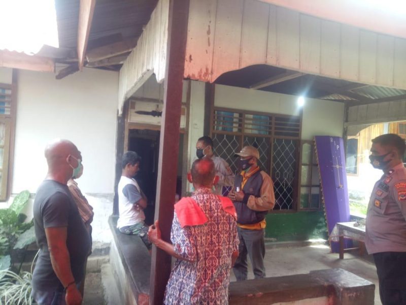 Suasana di rumah duka pasien yang meninggal akibat Covid, Minggu (4/7) (foto: istimewa)