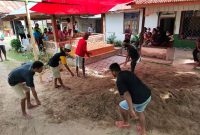 Pasien Covid yang meninggal di Mego dikuburkan di halaman rumah pribadi, Minggu (4/7) (foto: istimewa)