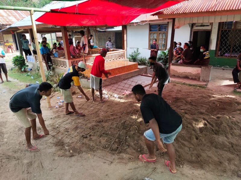 Pasien Covid yang meninggal di Mego dikuburkan di halaman rumah pribadi, Minggu (4/7) (foto: istimewa)