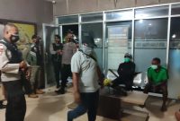 Tim Gabungan mengamankan 6 pemuda yang menggelar pesta miras, Selasa (6/7) malam