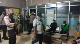 Tim Gabungan mengamankan 6 pemuda yang menggelar pesta miras, Selasa (6/7) malam