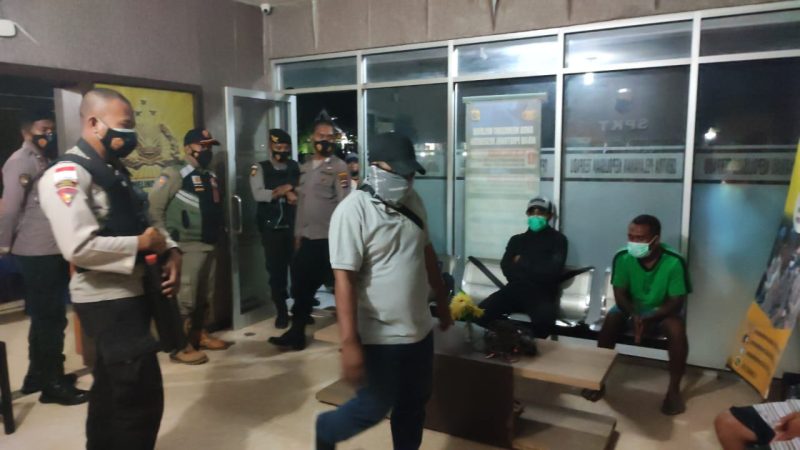 Tim Gabungan mengamankan 6 pemuda yang menggelar pesta miras, Selasa (6/7) malam