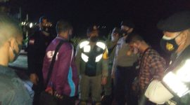 Kasat Pol PP Adeodatus Buang da Cunha tengah memberi edukasi kepada oknum PNS dan Kades yang terjaring operasi yustisi, Jumat (9/7) (foto: istimewa)