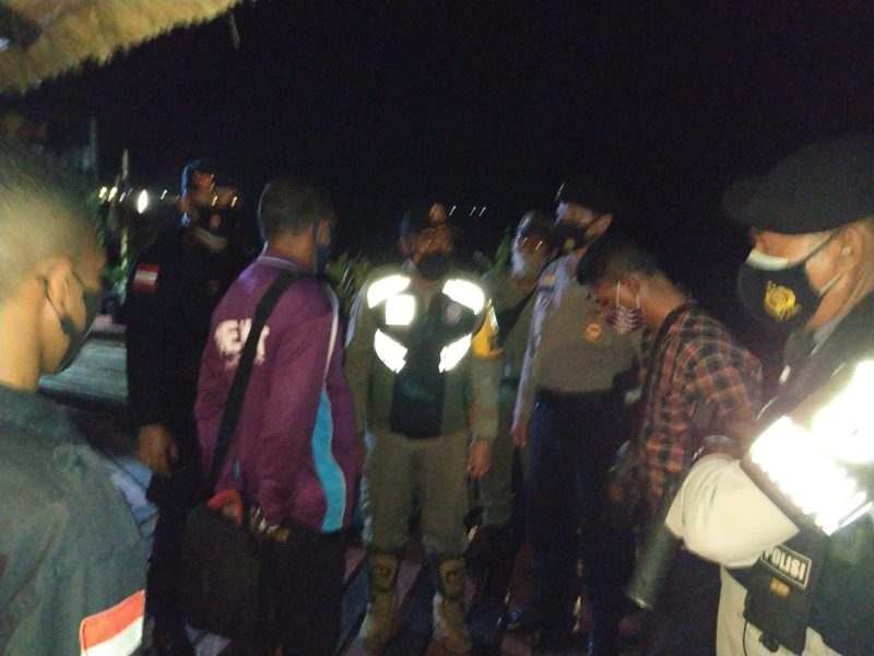 Kasat Pol PP Adeodatus Buang da Cunha tengah memberi edukasi kepada oknum PNS dan Kades yang terjaring operasi yustisi, Jumat (9/7) (foto: istimewa)