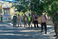 Tim Gabungan berjaga-jaga di depan pintu gerbang masuk Pasar Alok, Jumat (16/7), dalam rangka penegakkan PPKM Mikro di Kabupaten Sikka (foto: istimewa)