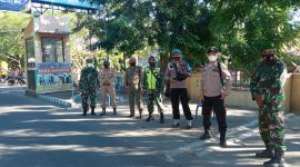 Tim Gabungan berjaga-jaga di depan pintu gerbang masuk Pasar Alok, Jumat (16/7), dalam rangka penegakkan PPKM Mikro di Kabupaten Sikka (foto: istimewa)