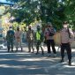 Tim Gabungan berjaga-jaga di depan pintu gerbang masuk Pasar Alok, Jumat (16/7), dalam rangka penegakkan PPKM Mikro di Kabupaten Sikka (foto: istimewa)