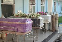 Tiga peti jenazah di depan pintu masuk Ruang Isolasi Covid RSUD TC Hillers Maumere, Kamis (22/7)