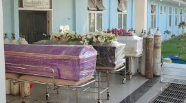 Tiga peti jenazah di depan pintu masuk Ruang Isolasi Covid RSUD TC Hillers Maumere, Kamis (22/7)
