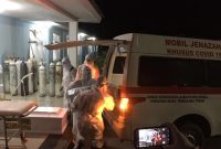 Petugas jenazah sedang mempersiapkan pemakaman bayi MB, Minggu (25/7) malam (foto: istimewa)