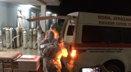 Petugas jenazah sedang mempersiapkan pemakaman bayi MB, Minggu (25/7) malam (foto: istimewa)