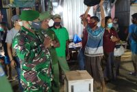 Babinsa Alok sedang melakukan sosialisasi di Pasar Senja Wuring, Selasa (27/7) sore