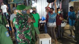 Babinsa Alok sedang melakukan sosialisasi di Pasar Senja Wuring, Selasa (27/7) sore