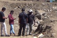 Sejumlah wartawan melihat dari dekat fenomena uap panas di Tanjung Batu Kecamatan Ile Ape Kabupaten Lembata, Senin (26/7) (foto: istimewa)