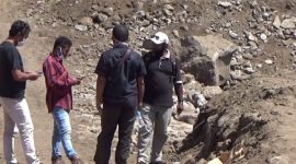 Sejumlah wartawan melihat dari dekat fenomena uap panas di Tanjung Batu Kecamatan Ile Ape Kabupaten Lembata, Senin (26/7) (foto: istimewa)