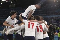 Pemain Inggris merayakan gol Harry Kane ke gawang Ukraina di perempatfinal Euro 2020, Minggu (4/7) (foto: istimewa)