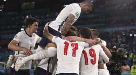 Pemain Inggris merayakan gol Harry Kane ke gawang Ukraina di perempatfinal Euro 2020, Minggu (4/7) (foto: istimewa)