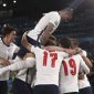 Pemain Inggris merayakan gol Harry Kane ke gawang Ukraina di perempatfinal Euro 2020, Minggu (4/7) (foto: istimewa)