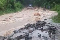 Banjir bandang menutup badan Jalana Trans Flores Maumere-Ende, Minggu (1/8)

