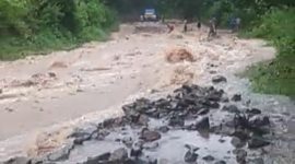 Banjir bandang menutup badan Jalana Trans Flores Maumere-Ende, Minggu (1/8)
