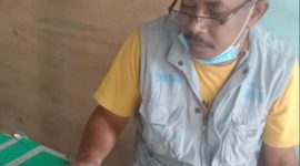 Ketua FPPB Sikka Carokus Winfridus Keupung sedang menganalisis Infografis Satgas Covid Sikka, Sabtu (31/7)