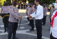 Kapolres Sikka menyerahkan piagam penghargaan kepada salah satu polisi berprestasi, Senin (9/8) (foto: istimewa)