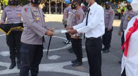 Kapolres Sikka menyerahkan piagam penghargaan kepada salah satu polisi berprestasi, Senin (9/8) (foto: istimewa)