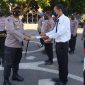 Kapolres Sikka menyerahkan piagam penghargaan kepada salah satu polisi berprestasi, Senin (9/8) (foto: istimewa)