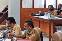 Pelaksana Tugas Perumda Wair Puan Sensilianus (kiri) saat RDP bersama DPRD Sikka, Senin (9/8)
