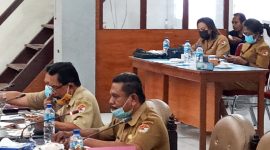 Pelaksana Tugas Perumda Wair Puan Sensilianus (kiri) saat RDP bersama DPRD Sikka, Senin (9/8)
