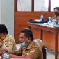 Pelaksana Tugas Perumda Wair Puan Sensilianus (kiri) saat RDP bersama DPRD Sikka, Senin (9/8)
