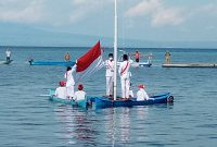 Bendera merah putih siap dikibarkan di perairan Kojadoi, Selasa (17/8)
