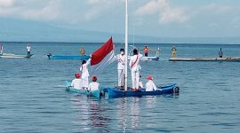 Bendera merah putih siap dikibarkan di perairan Kojadoi, Selasa (17/8)