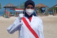 Novita Dwi Anggraeni, pembawa bemdera merah putih pada upacara pengibaran bendera di tengah laut, Selasa (17/8)