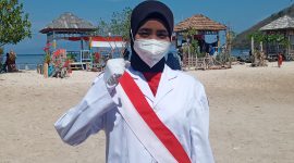 Novita Dwi Anggraeni, pembawa bemdera merah putih pada upacara pengibaran bendera di tengah laut, Selasa (17/8)