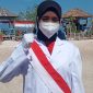 Novita Dwi Anggraeni, pembawa bemdera merah putih pada upacara pengibaran bendera di tengah laut, Selasa (17/8)