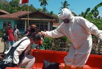 Seorang isoman dievakuasi ke lokasi karantina terpusat beberapa waktu lalu