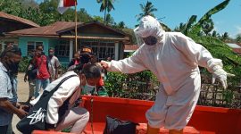 Seorang isoman dievakuasi ke lokasi karantina terpusat beberapa waktu lalu