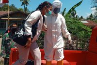 Proses evakuasi isoman ke lokasi karantina terpusat, Kamis (19/8)