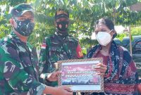 Dandim Sikka menyerahkan bantuan kepada Maria Veni, Jumat (20/8)