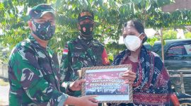 Dandim Sikka menyerahkan bantuan kepada Maria Veni, Jumat (20/8)