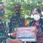 Dandim Sikka menyerahkan bantuan kepada Maria Veni, Jumat (20/8)