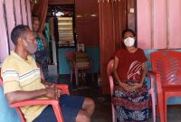 Maria Veni didampingi suaminya di Desa Watugong, Jumat (20/8) 