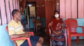 Maria Veni didampingi suaminya di Desa Watugong, Jumat (20/8) 