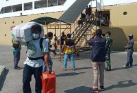 Penumpang KM Bukit Siguntang tiba di Pelabuhan Laurens Say Maumere, Jumat (20/8)