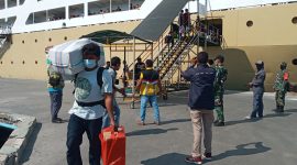 Penumpang KM Bukit Siguntang tiba di Pelabuhan Laurens Say Maumere, Jumat (20/8)